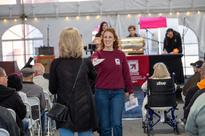 KTVAECU employee presenting member with a door prize at Annual Meeting 2025